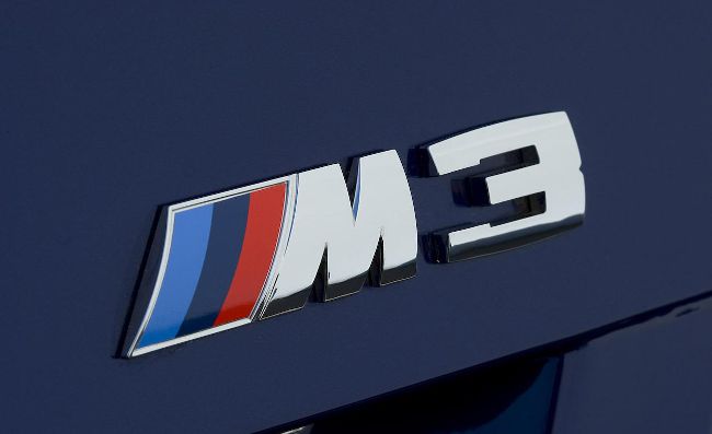 Эмблема М3 украшающая модельный ряд популярных спортивных авто